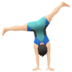 苹果系统里的侧手翻的男人：浅肤色emoji表情