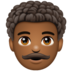 WhatsApp里的男士:中深色肤色,卷发emoji表情