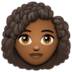 WhatsApp里的女性：中深色肤色，卷发emoji表情