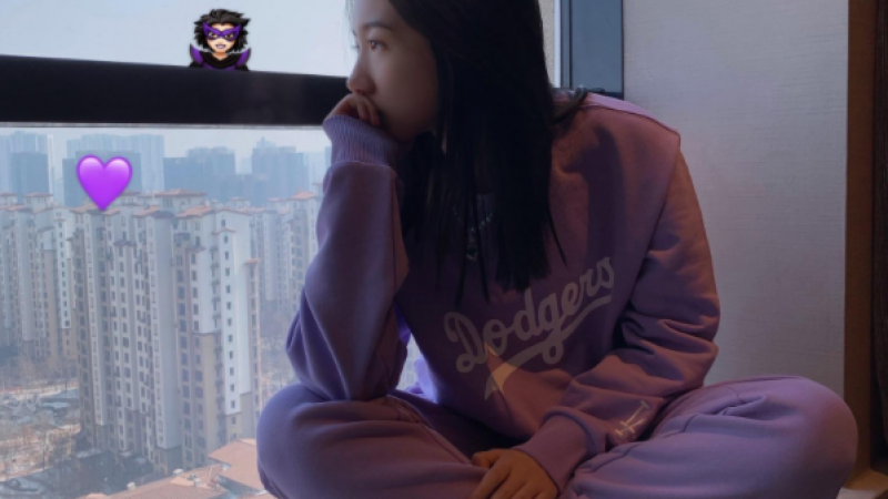 孟美岐发了告白自拍，全身紫色还有Emoji小表情……缩略图