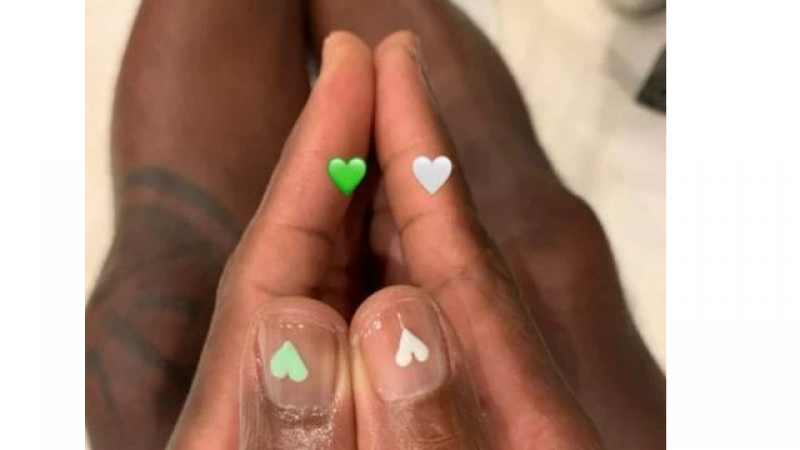 韦德晒刚染好的浅绿色新发型＆趣味emoji指甲装饰缩略图