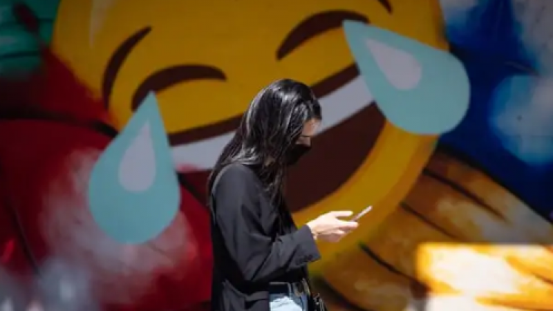 外国00后跟风中国，嫌弃“微笑”表情包，80、90后“社死”缩略图